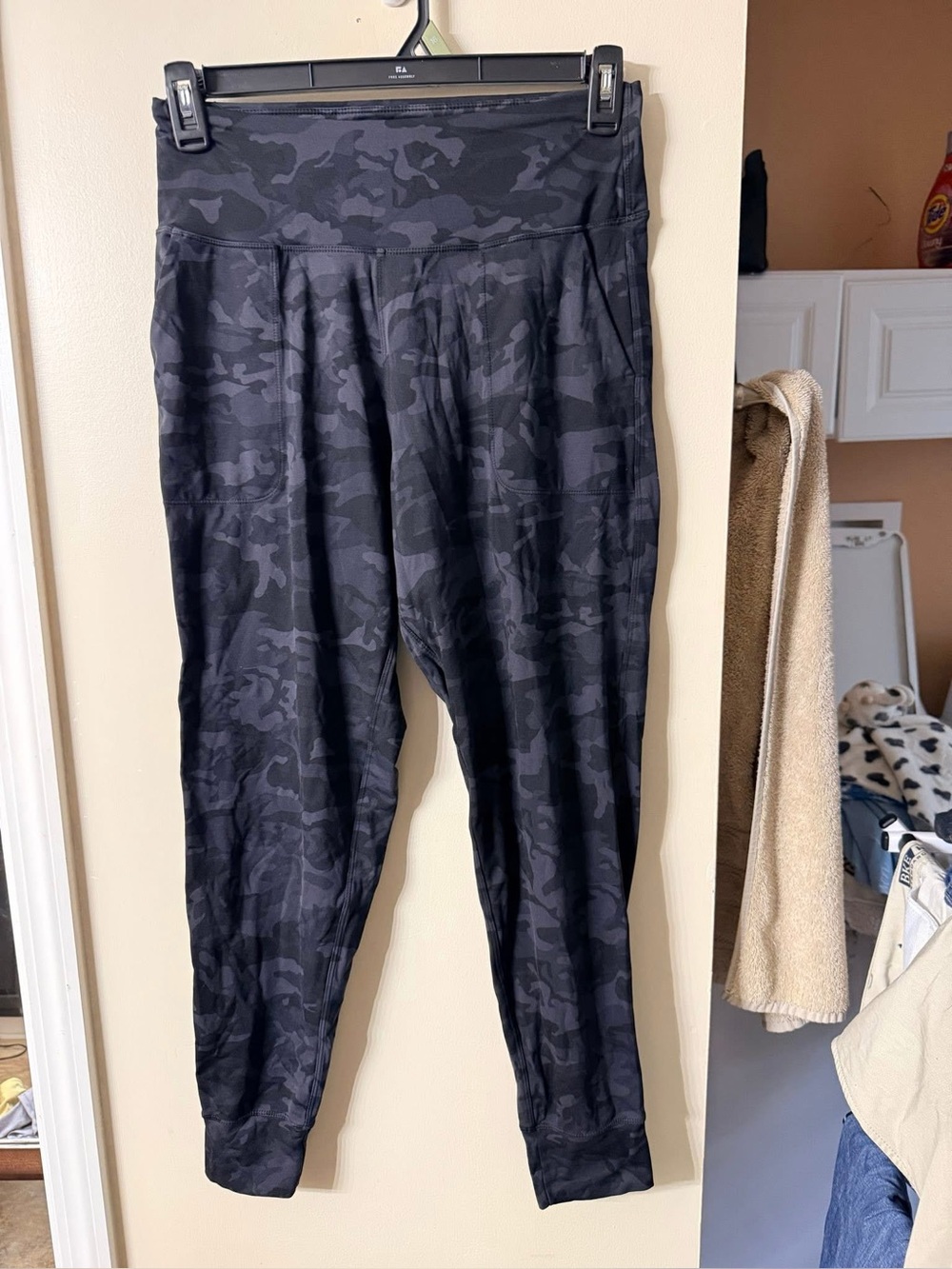 High-Waist Camo Leggings - Black